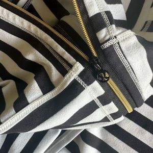 NWOT Vinyasa Scarf Apex Stripe Black & White with gold zip